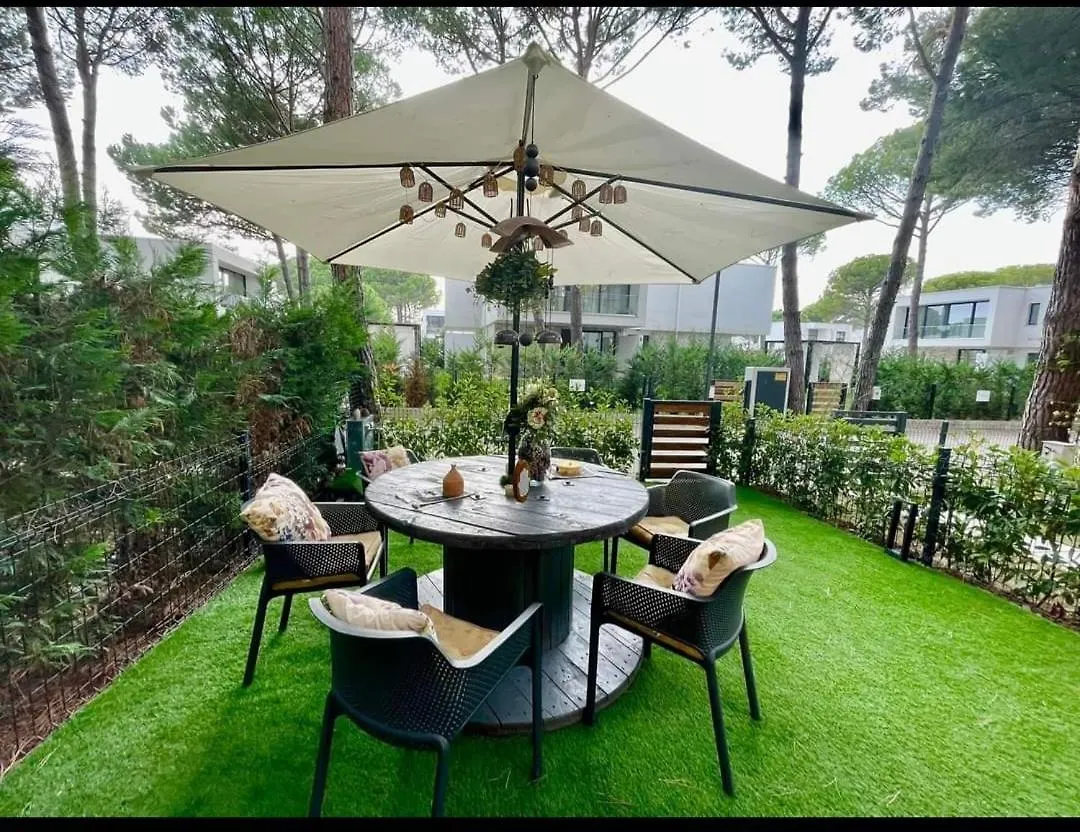 San Pietro Garden Apartment, Lalez, location